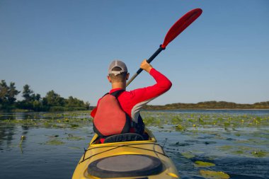 Nehirdeki kayıkta bir adam