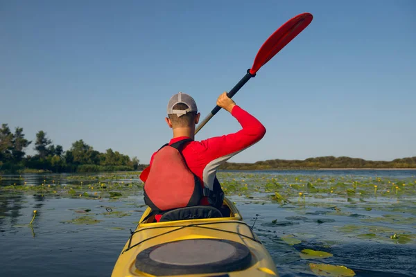 Homme Kayak Sur Une Rivière — Photo