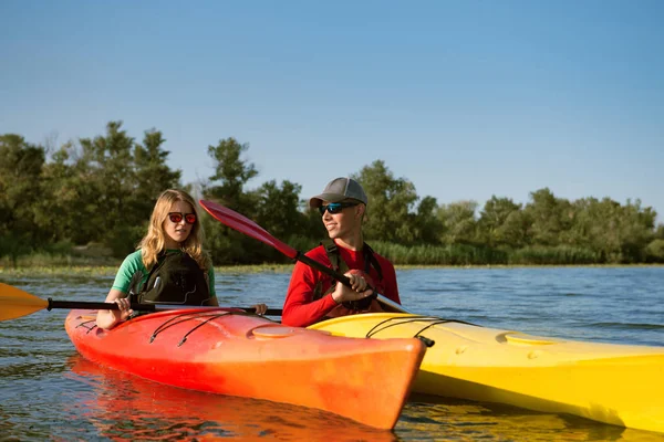 Pareja Kayak Río — Foto de Stock