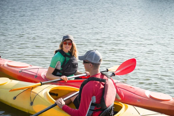 Dos Personas Kayaks Río —  Fotos de Stock