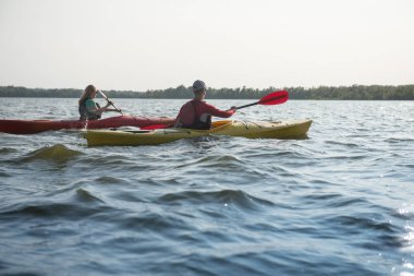 Kayaks Nehri üzerinde iki kişi