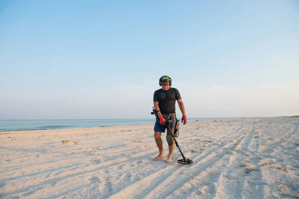 Mannen Med Metalldetektor Sandig Strand — Stockfoto