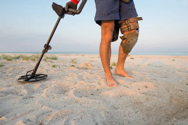 Man Met Een Metaaldetector Een Zee Zandstrand Strand — Stockfoto