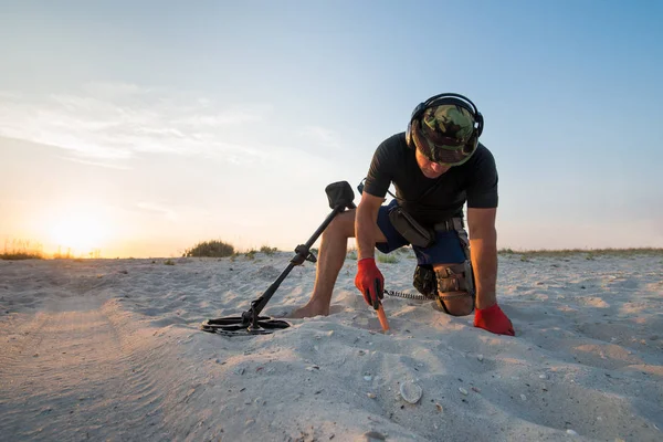 Man Met Een Metaaldetector Een Zee Zandstrand Strand — Stockfoto