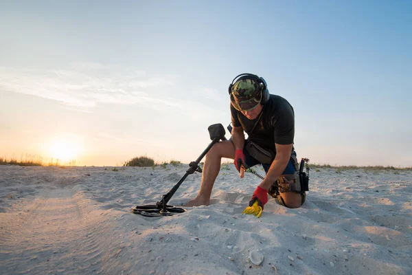 Mannen Med Metalldetektor Sandig Strand — Stockfoto