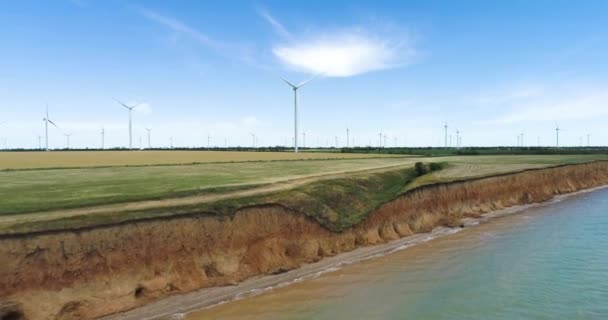 Grupo Molinos Viento Para Producción Energía Eléctrica Orilla Del Mar — Vídeos de Stock