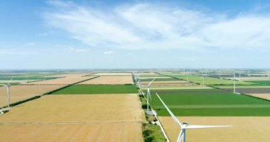 Tarımsal alanlarda elektrik üretimi için çalışan bir grup yel değirmeni. Hava görünümü.