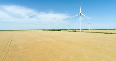 Tarımsal alanlarda elektrik üretimi için çalışan bir grup yel değirmeni. Hava görünümü.