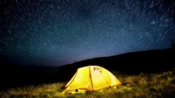 Временной Интервал Звездные Круги Над Ночными Горами Пылающая Палатка — стоковое видео