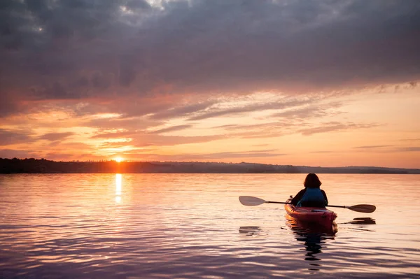 Mujer Kayak Río Puesta Sol Escénica — Foto de Stock