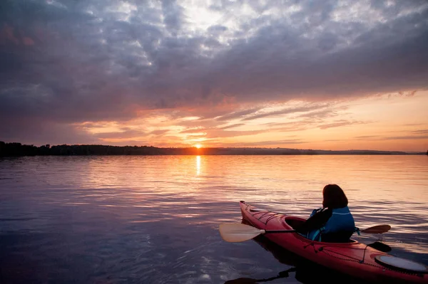 Woman Kayak River Scenic Sunset — Stock Photo, Image