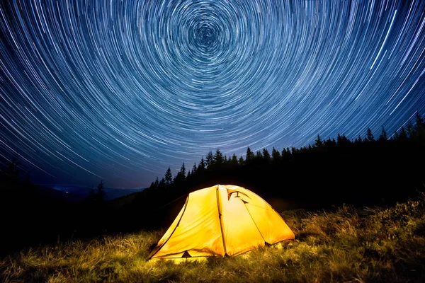 Звездные Круги Над Ночным Горным Лесом Светящимся Палатком — стоковое фото