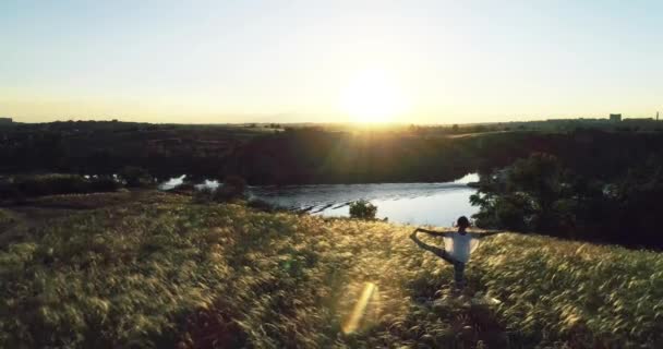 Chica Haciendo Yoga Hermoso Prado Atardecer Movimiento Lento — Vídeo de stock