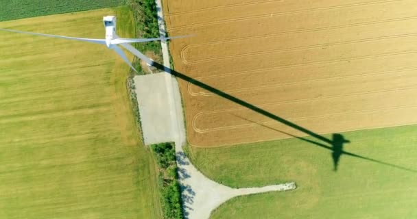 農業分野での電力生産のために風車 上からの眺め スローモーション — ストック動画