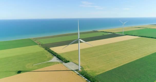 Skupina Větrných Mlýnů Pro Výrobu Elektrické Energie Zemědělských Polích Letecký — Stock video