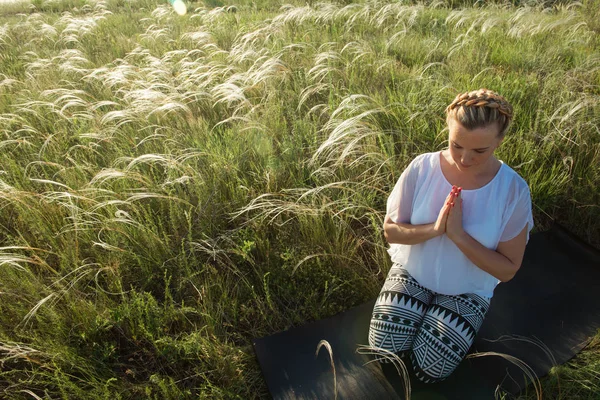 Lány Meditál Egy Gyönyörű Zöld Rét — Stock Fotó