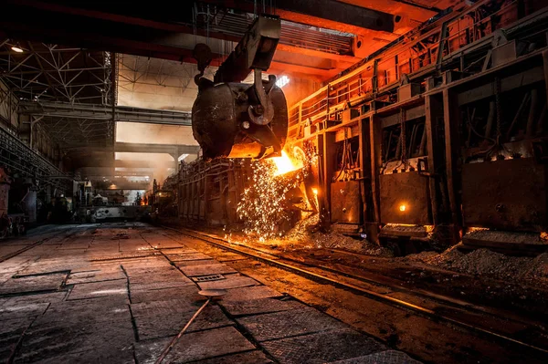 Despejo Metal Líquido Forno Céu Aberto — Fotografia de Stock