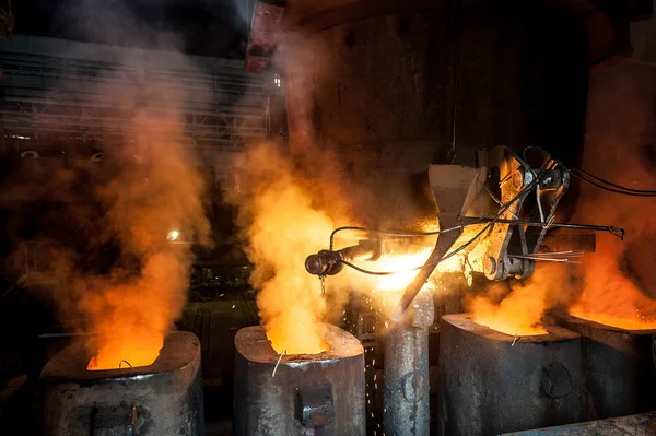 Tank pours the liquid steel in the molds