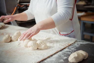 Kadın baker buns hamur yapmak