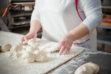 Kadın baker buns hamur yapmak