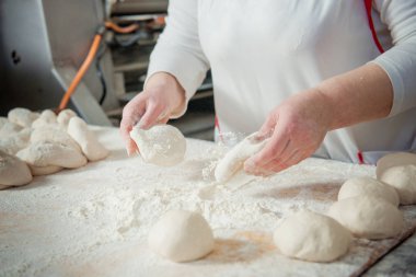 Kadın baker buns hamur yapmak