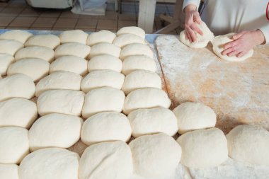 Baker ekmek hamur yapar