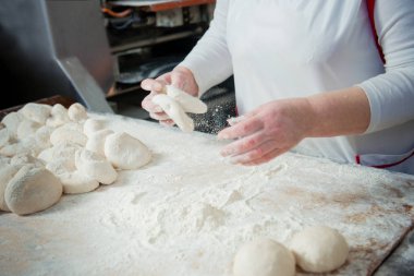 Kadın baker buns hamur yapmak