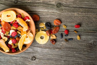 Karışımı kurutulmuş ve şekerlenmiş meyve kase ahşap zemin, üstten görünüm
