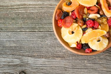 Karışımı kurutulmuş ve şekerlenmiş meyve kase ahşap zemin, üstten görünüm