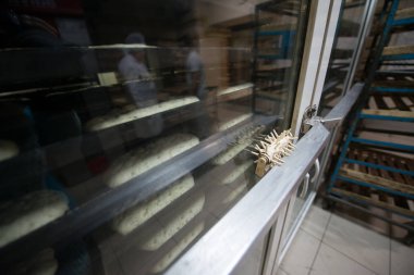 Dolapları sağlama içinde çiğ hamur ekmek ürünler