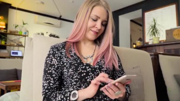 Menina Loira Bonita Está Digitando Uma Mensagem Smartphone — Vídeo de Stock