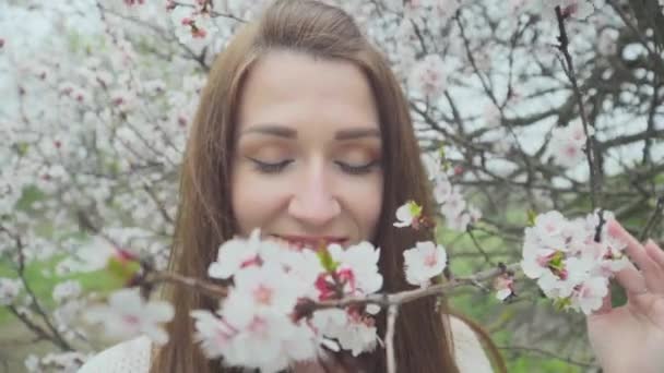 Menina Bonita Perto Árvore Florescente Primavera — Vídeo de Stock