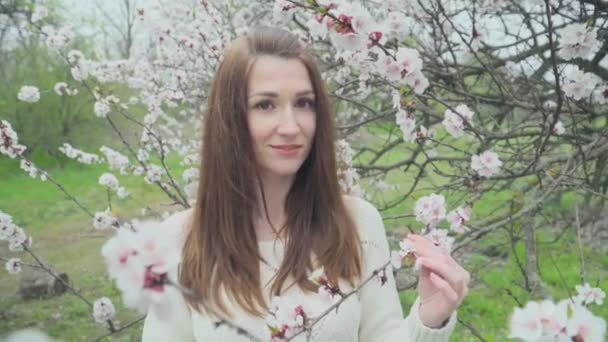 美丽的女孩在春天开花树附近 — 图库视频影像
