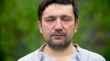 Sakallı yetişkin bir adamın yakın çekim portresi