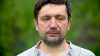 Sakallı yetişkin bir adamın yakın çekim portresi