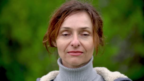 Close-up portret van een volwassen mooie vrouw buitenshuis — Stockvideo