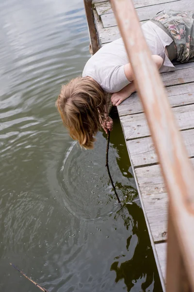 Adolescente Acostada Boca Abajo Puente Madera Cerca Del Río — Foto de Stock