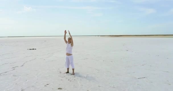 Meisje Dat Een Droog Zoutmeer Staat Mediteert — Stockvideo