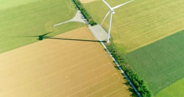Tarımsal Alanlarda Elektrik Üretimi Için Yel Değirmeni Yukarıdan Görüntüle — Stok video