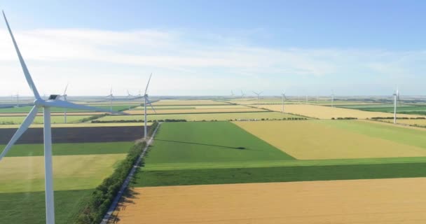 Skupina Větrných Mlýnů Pro Výrobu Elektrické Energie Zemědělských Oblastech — Stock video
