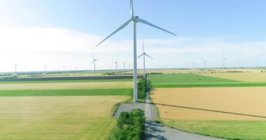Tarım alanlarında elektrik enerjisi üretimi için yel değirmenleri grubu. 