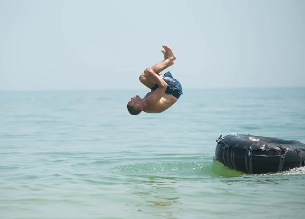 Άνθρωπος Πηδάει Από Μια Φουσκωμένη Κάμερα Στη Θάλασσα — Φωτογραφία Αρχείου