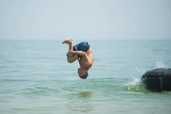 Man Hoppar Från Uppblåst Kamera Havet — Stockfoto