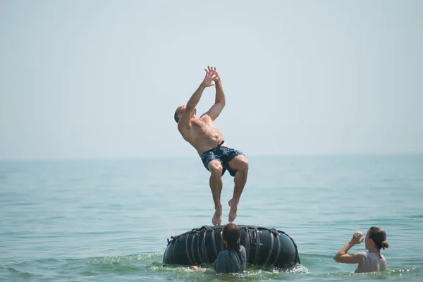Man Hoppar Från Uppblåst Kamera Havet — Stockfoto