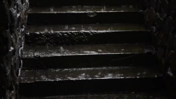 Lluvia Fuerte Escalones Hormigón Las Escaleras — Vídeo de stock