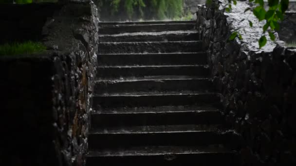 Dışarıda Merdivenlerin Beton Basamaklarında Sağanak Yağmur Var — Stok video