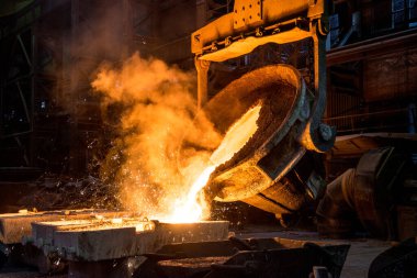 Tank kalıplara sıvı metal döküyor.