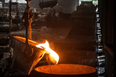 Tank çelik fabrikasına sıvı metal döker.