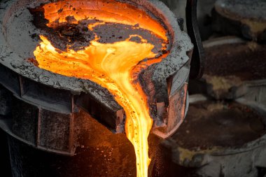 Tank çelik fabrikasına sıvı metal döker.