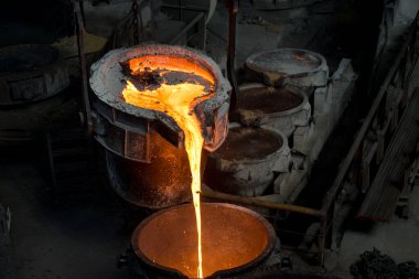 Tank çelik fabrikasına sıvı metal döker.